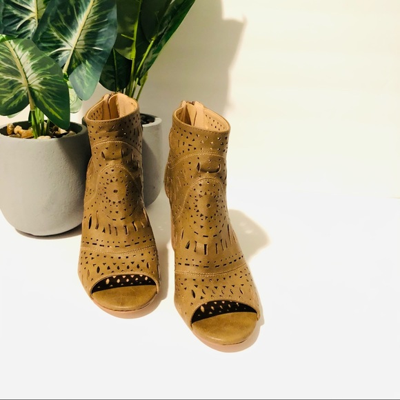 RESTRICTED Peep-toe ankle booties size 7.5 tan - Picture 3 of 9